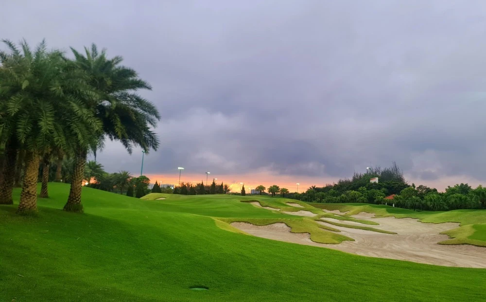 Việt Nam hiện có khoảng 100 sân golf 18 hố đang hoạt động, trong đó 32 sân đạt tiêu chuẩn 5 sao quốc kết hợp khu nghỉ dưỡng sang trọng. (Ảnh minh họa)