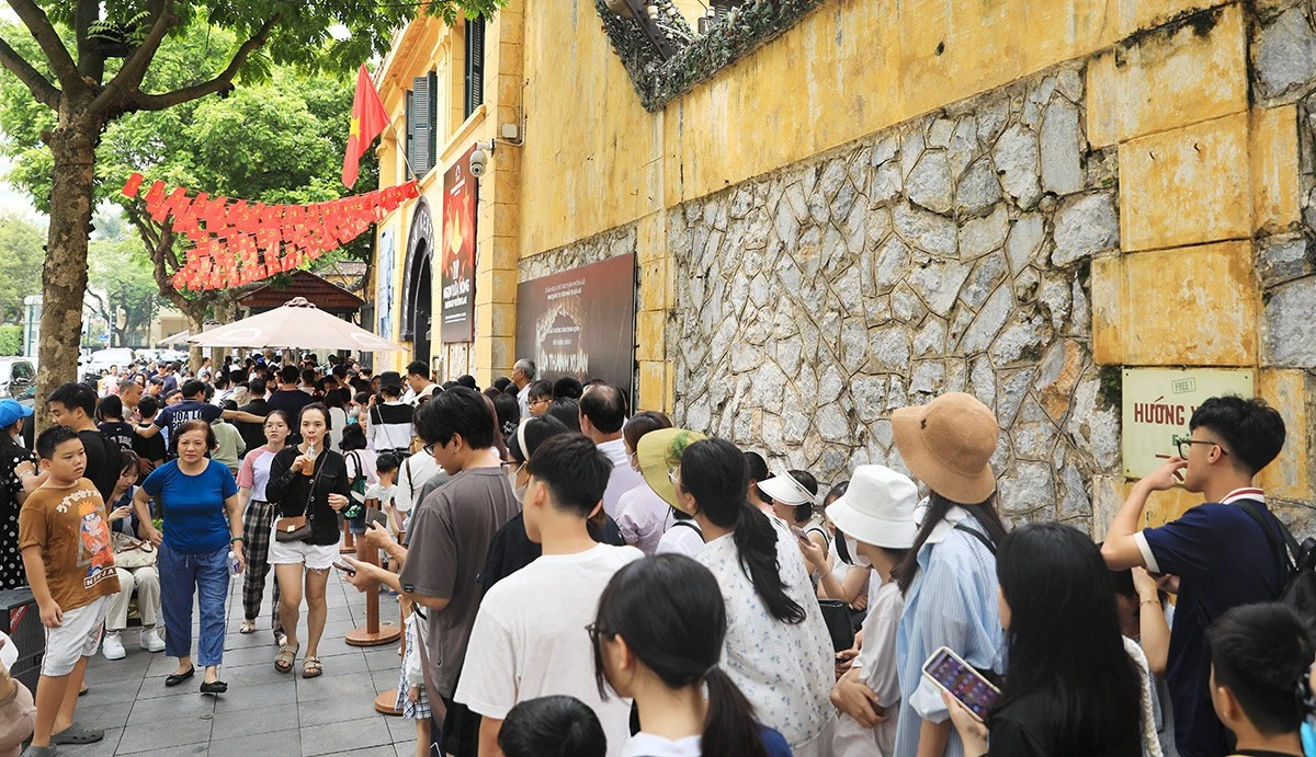 Dòng người tham quan xếp thành 2 hàng, trật tự di chuyển vào di tích Nhà tù Hỏa Lò.