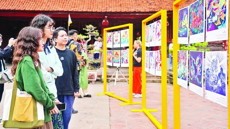 Các bạn trẻ đến với triển lãm “Vẽ con rồng” do Tired City phối hợp Trung tâm Hoạt động Văn hóa, khoa học Văn Miếu - Quốc Tử Giám tổ chức.
