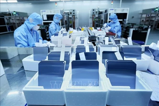 Dây chuyền đóng gói các tấm pin năng lượng mặt trời tại Công ty TNHH JA Solar Việt Nam, vốn đầu tư của Hong Kong (Trung Quốc) tại khu công nghiệp Quang Châu (Bắc Giang).