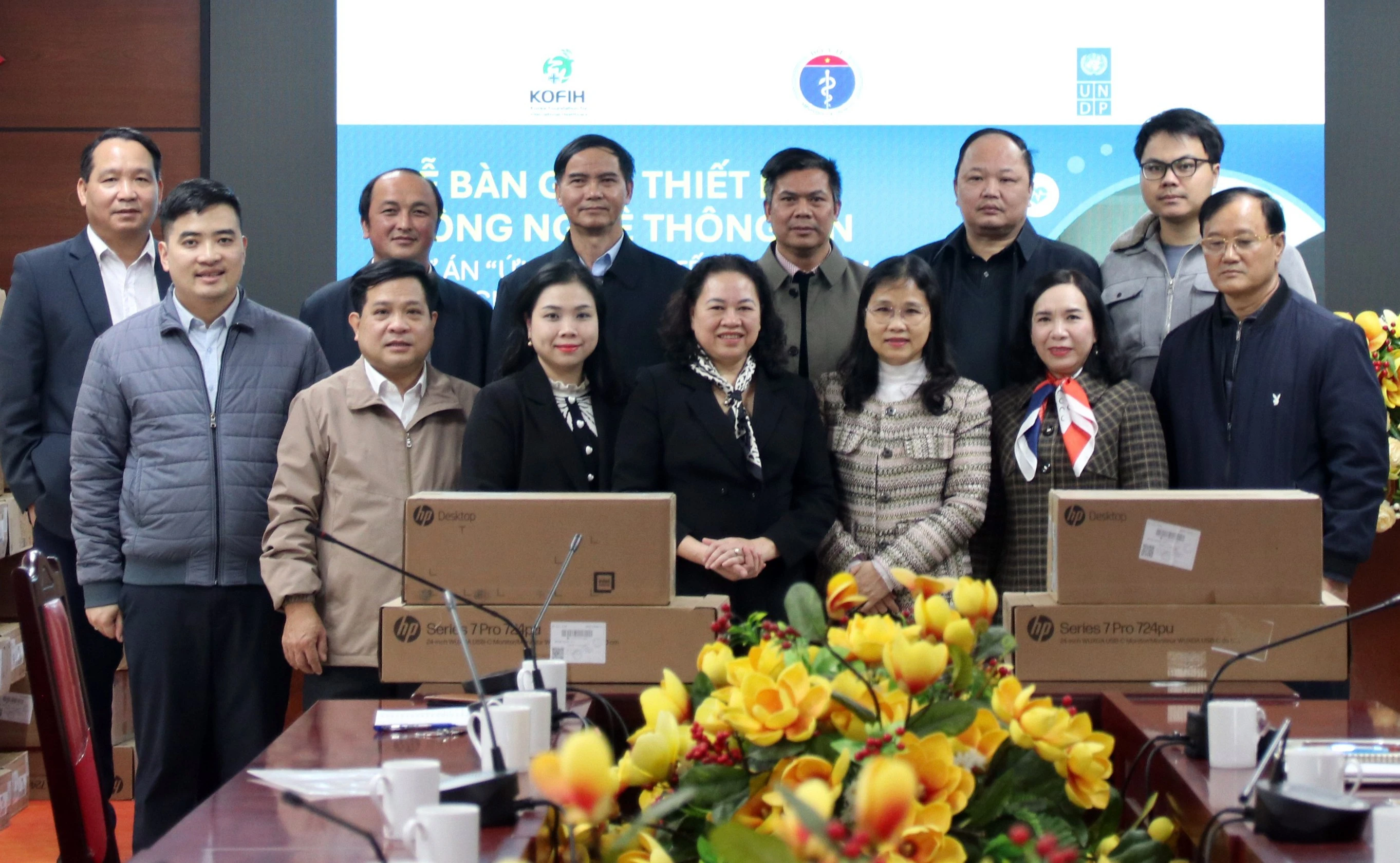 so-y-te-ban-giao-bo-thiet-bi-cong-nghe-thong-tin-cho-15-tram-y-te-kho-khan-ho-tro-xa-xay-dung-nong-thon-moi.jpg