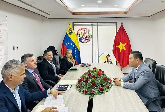 Quang cảnh buổi làm việc.