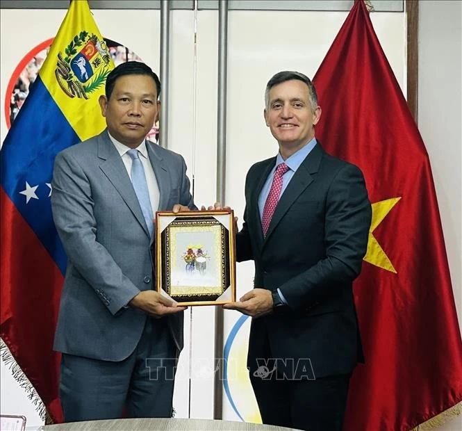 Đại sứ Vũ Trung Mỹ tặng quà lưu niệm cho Bộ trưởng Franklin Cardillo.