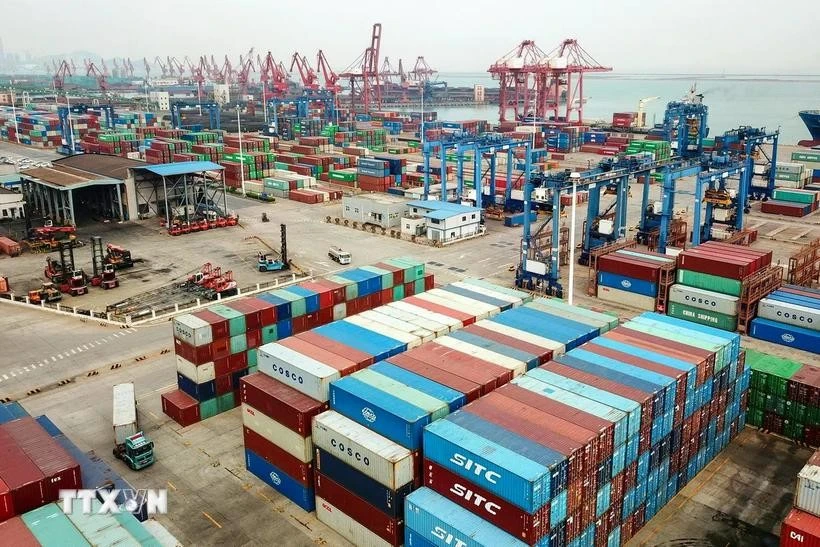 Hàng hóa được xếp tại Liên Vân Cảng, Trung Quốc.
