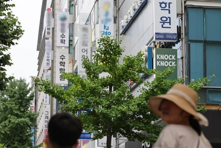 Biển hiệu các trung tâm dạy thêm "hagwon" ở Daechi-dong, phía Nam Seoul.