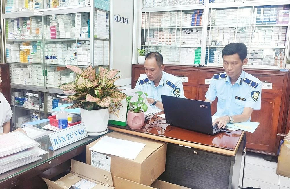 Cơ quan chức năng kiểm tra sản phẩm thuốc tại một nhà thuốc trên địa bàn TPHCM.