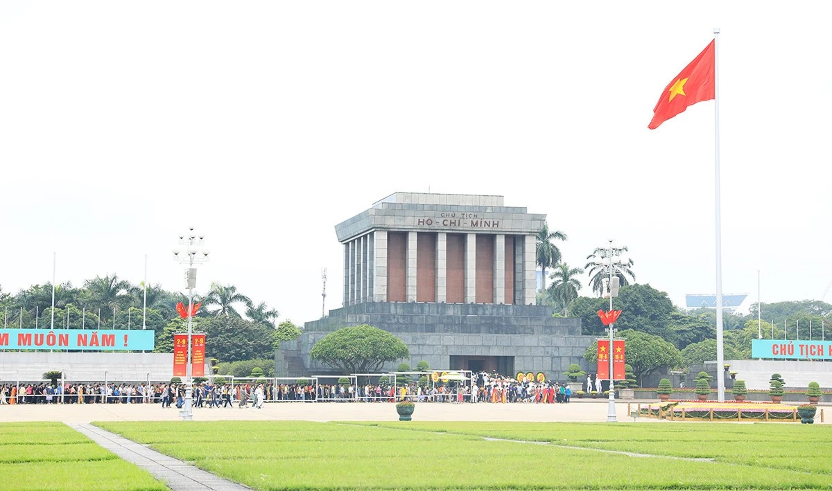 Ngay từ sớm, dòng người bắt đầu di chuyển vào Lăng viếng Chủ tịch Hồ Chí Minh.