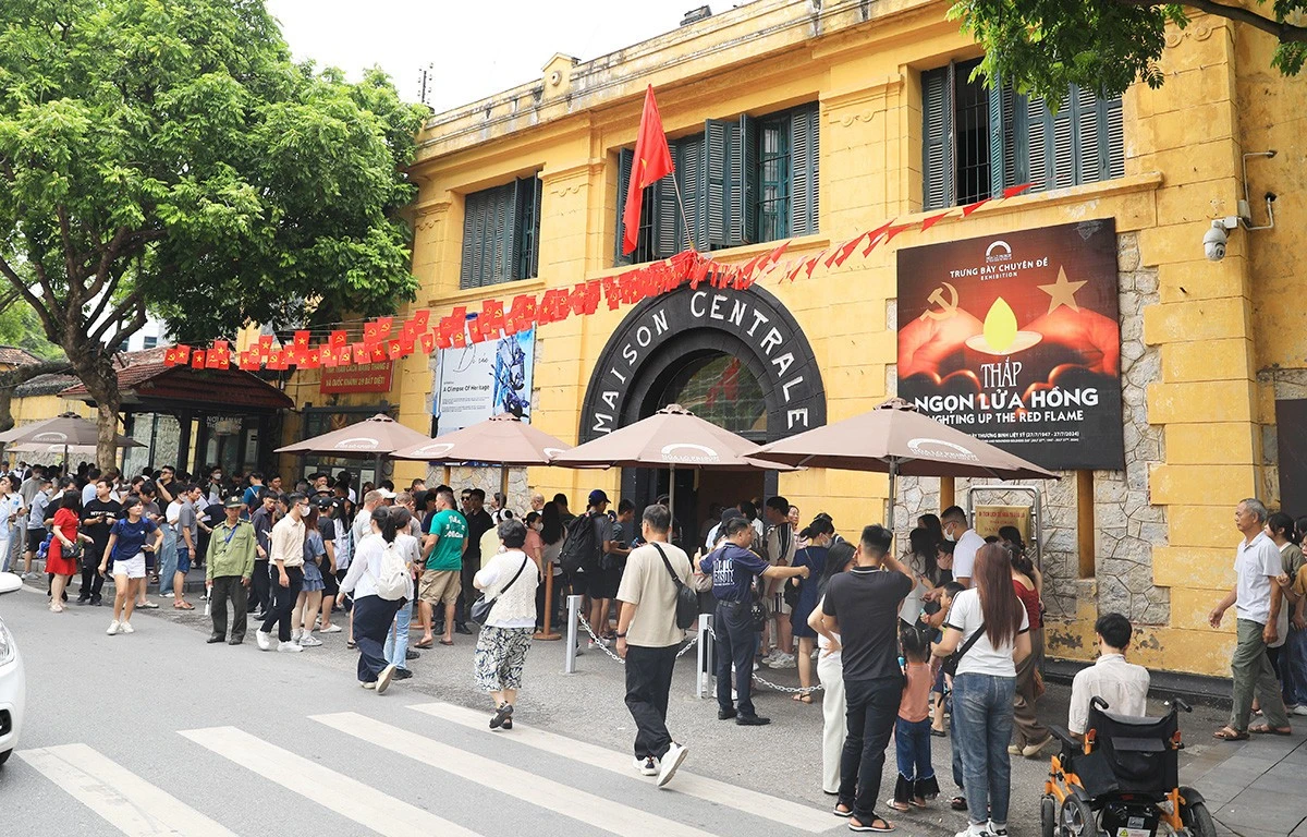 Ngay từ sớm, di tích Nhà tù Hỏa Lò (quận Hoàn Kiếm) đón rất đông du khách đến tham quan.