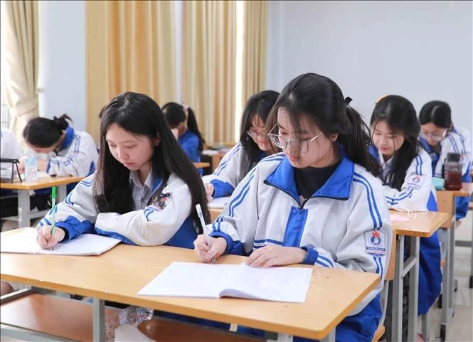 Giờ học ôn tập của học sinh lớp 12 chuyên Văn, trường THPT chuyên Lê Quý Đôn.