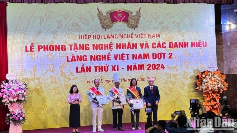 Trao tặng danh hiệu Bảng vàng gia tộc làng nghề Việt 2024.