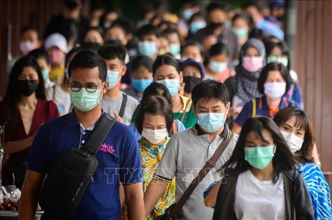 Người dân đeo khẩu trang phòng dịch COVID-19 tại một bến tàu ở Bangkok, Thái Lan. Ảnh tư liệu
