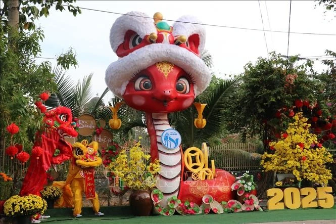 Độc đáo Linh vật rắn đội mũ lân tại phường Tương Bình Hiệp, thành phố Thủ Dầu Một, tỉnh Bình Dương.