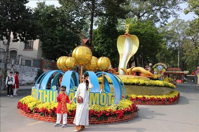 Linh vật rắn vàng "Vua rắn" đặt tại đường Quang Trung, trước trụ sở UBND TP. Thủ Dầu Một cũng thu hút sự chú ý đặc biệt.
