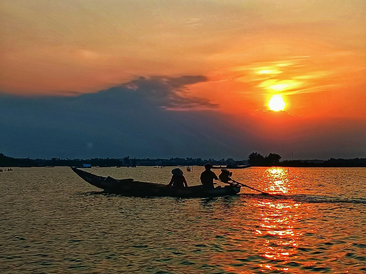 Phá Tam Giang là một trong những địa điểm ngắm khoảnh khắc bình minh, hoàng hôn tuyệt đẹp ở Thừa Thiên Huế. Nhiều người tranh thủ thời gian về đây chiêm ngưỡng màu sắc rực rỡ xuất hiện trên nền trời và mặt nước Tam Giang. Những gam màu vàng, xanh, tím... in trên bầu trời, chiếu rọi xuống mặt nước trong không gian chiếc thuyền, rừng cây... tạo nên bức tranh thủy mặc quyến rũ, lãng mạn, làm say đắm lòng người.