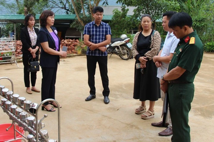 Phó Chủ tịch UBND huyện Mù Cang Chải Lương Thị Xuyến kiểm tra các chế độ chính sách tại điểm trường Màng Mủ. (Ảnh: Trang thông tin điện tử huyện Mù Cang Chải).
