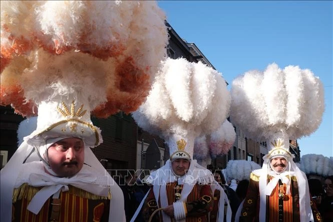 Người dân tham gia Lễ hội hóa trang Carnaval de Binche tại Binche, Bỉ, ngày 4/3/2025.
