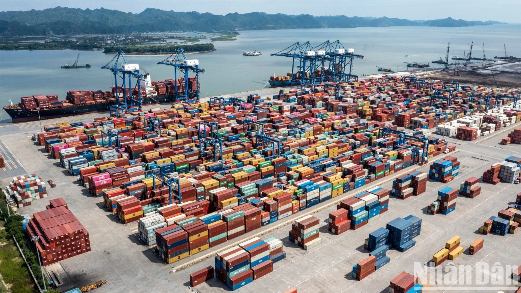Việt Nam được đánh giá là một trong những điểm đến hàng đầu cho các nhà nhập khẩu. Trong ảnh, bốc dỡ hàng hóa tại cảng Đình Vũ (Hải Phòng).