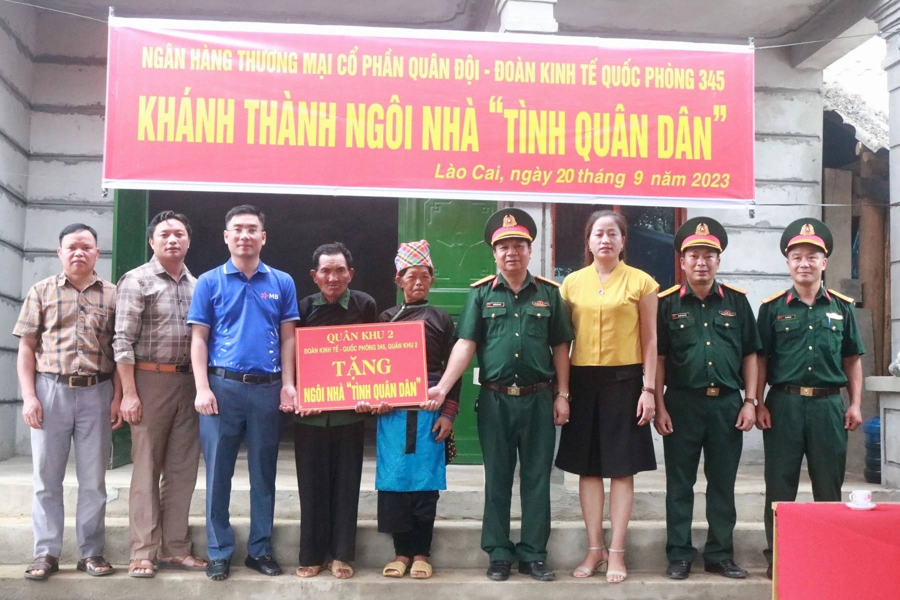 trao-ho-tro-kinh-phi-xay-dung-nha-tinh-quan-dan-cho-ho-ngheo-xa-a-mu-sung-bat-xat.jpg
