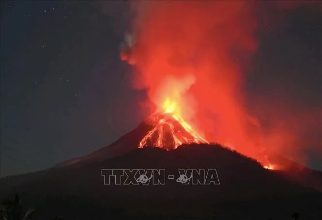 Núi lửa Lewotobi Laki-laki ở tỉnh Đông Nusa Tenggara, Indonesia phun trào ngày 10/11/2024. Ảnh tư liệu