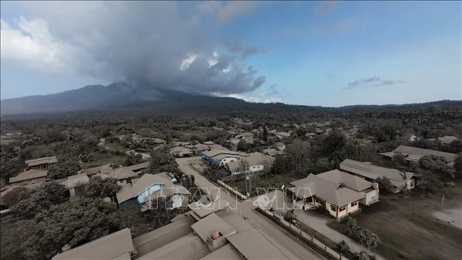 Núi lửa Lewotobi Laki-laki ở tỉnh Đông Nusa Tenggara, Indonesia phun trào ngày 10/11/2024.