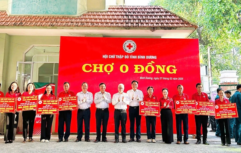 Lãnh đạo tỉnh Bình Dương trao kinh phí hỗ trợ xây nhà đại đoàn kết cho hộ gia đình có hoàn cảnh khó khăn.