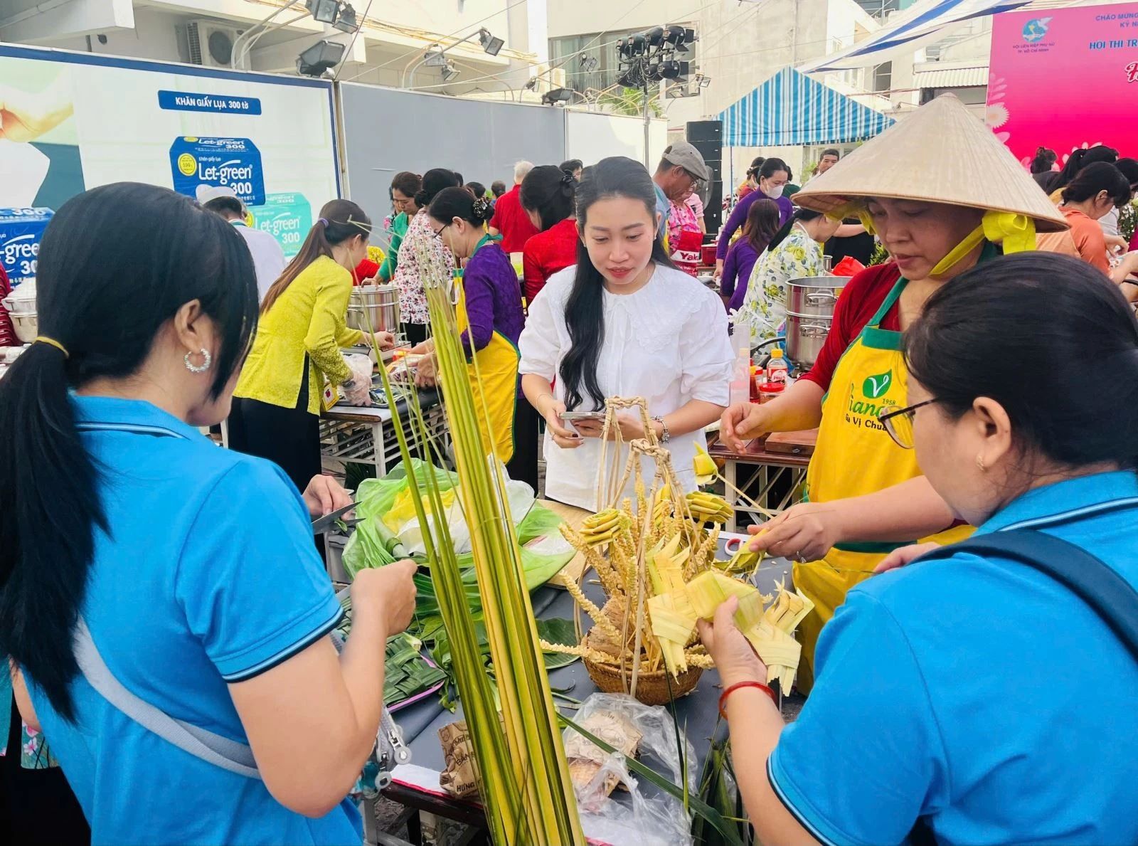 Hội thi với chủ đề “Hương vị bếp nhà” thu hút 80 người đăng ký tham gia.