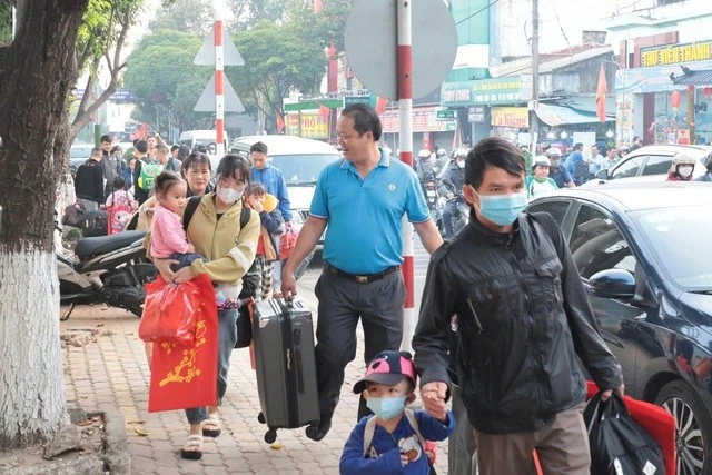 Đón Tết năm nay, Liên đoàn Lao động tỉnh tiếp tục tổ chức chuyến tàu, chuyến bay, chuyến xe Xuân, đưa đoàn viên về quê đón Tết; cùng với 450 vé tàu khứ hồi và 103 vé máy bay do Tổng Liên đoàn Lao động Việt Nam hỗ trợ, Liên đoàn Lao động tỉnh đã hỗ trợ 1.000 vé tàu và khoảng gần 2.000 vé xe.