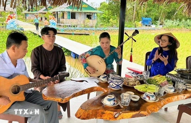 Biểu diễn đờn ca tài tử ở điểm du lịch sinh thái nông nghiệp Cánh Đồng Cậu Ba.