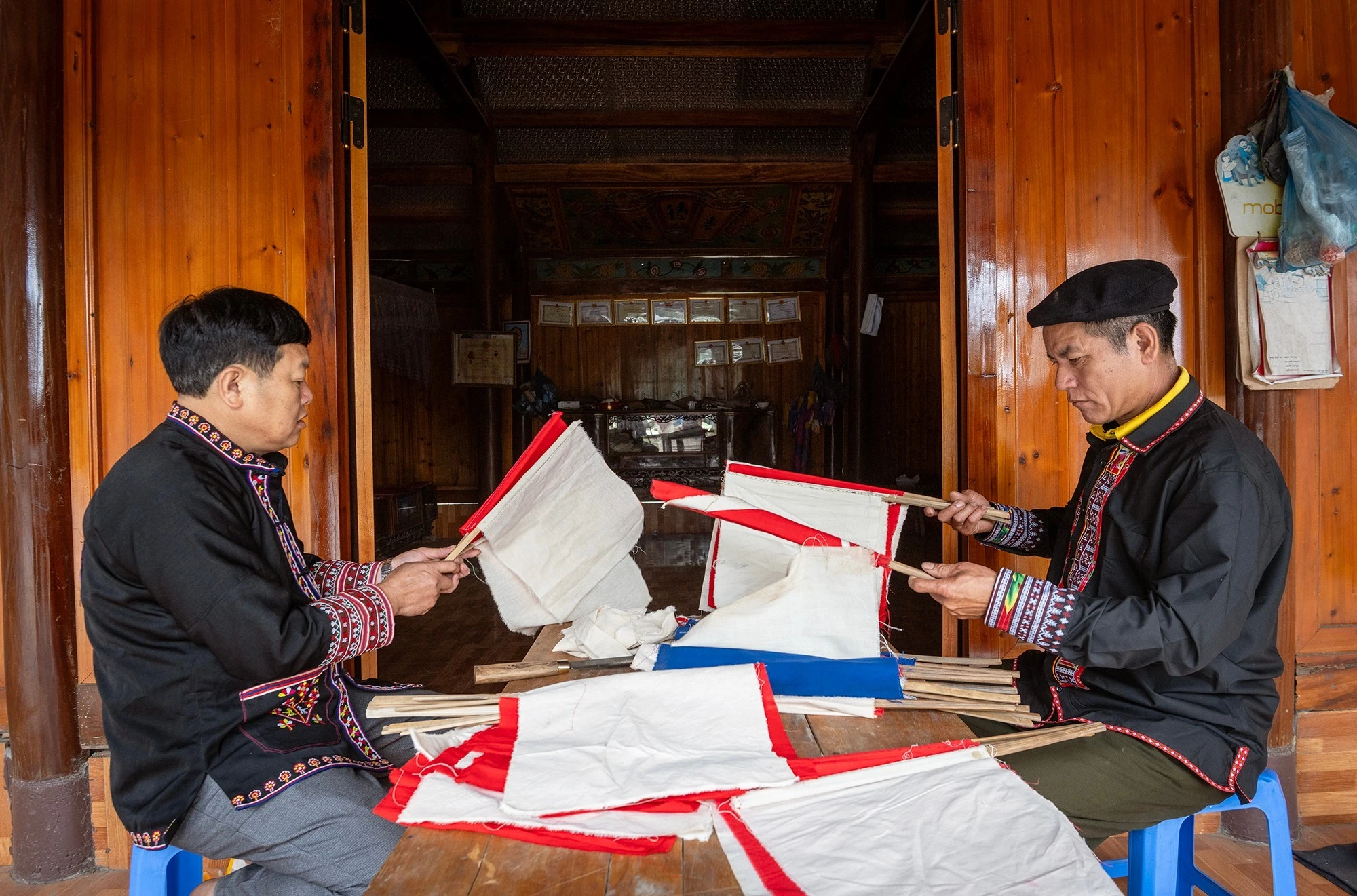1-thay-cung-chuan-rbij-dao-cu-cho-hoc-tro.jpg