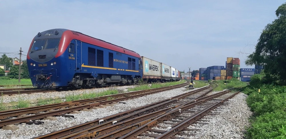 Một đoàn tàu chở hàng container của Tổng công ty Đường sắt Việt Nam.