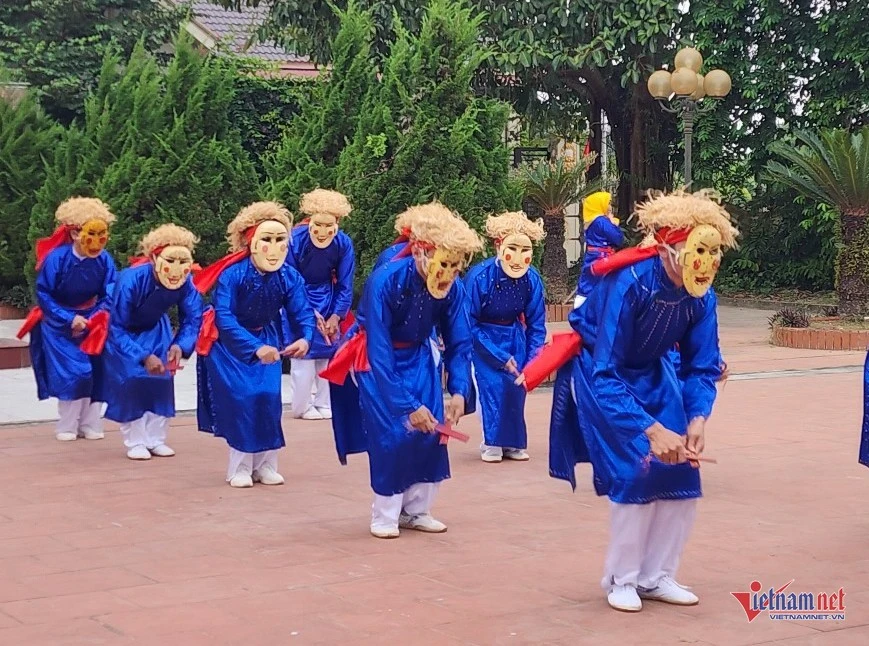 Trò Tú Huần tượng trưng cho người Thổ Hồn Nhung (Mông Cổ) tiến cống.