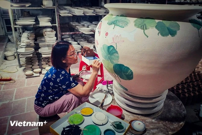 Nghệ nhân Phạm Thị Minh Châu chăm chút tỉ mỉ cho sản phẩm gốm Bát Tràng.