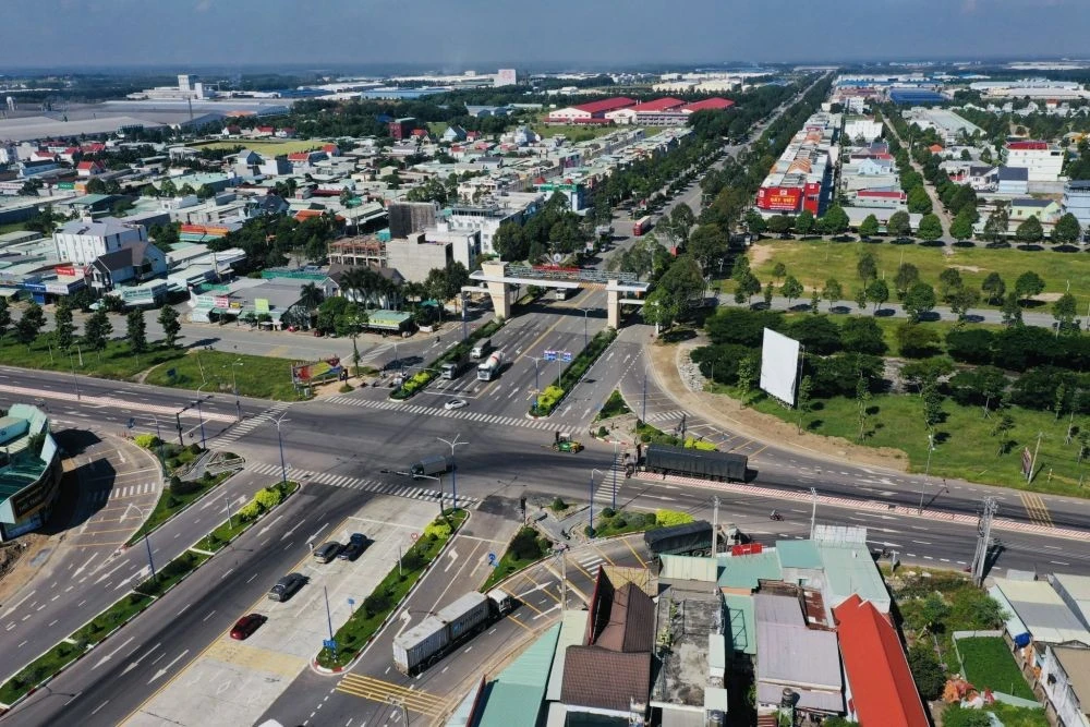 Với việc đầu tư hạ tầng đồng bộ, hiện đại, kết nối vùng Đông Nam Bộ giúp Bình Dương thu hút ngày càng nhiều nhà đầu tư chất lượng trên thế giới. Trong ảnh: Hệ thống giao thông qua địa bàn huyện Bàu Bàng.