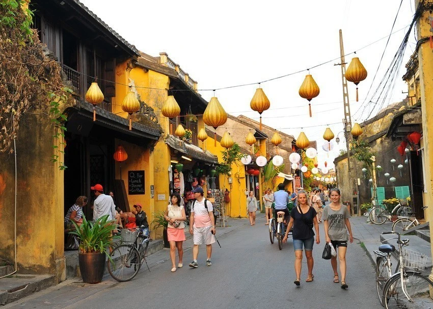 Khách du lịch trong và ngoài nước tham quan phố cổ Hội An (Quảng Nam). Phố cổ Hội An được UNESCO công nhận là di sản văn hóa thế giới năm 1999.