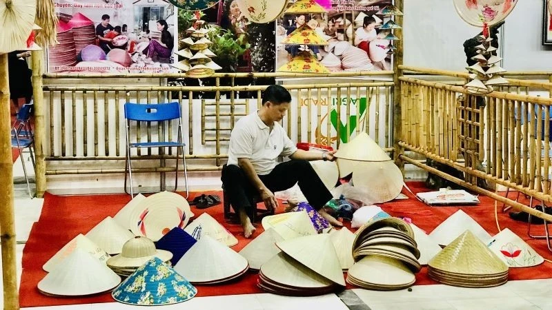 Nghệ nhân nghề nón là truyền thống trình diễn nghề trong một Hội chợ làng nghề.