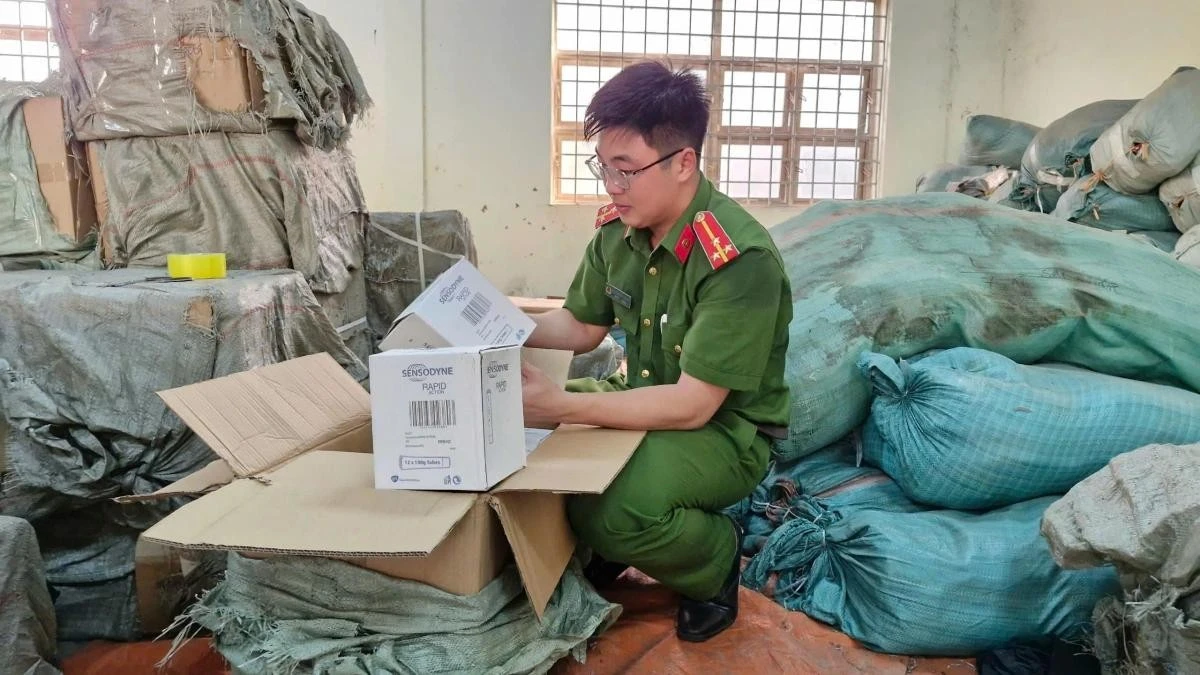 Kem đánh răng, dầu gội, nước xả vải giả mạo các nhãn hiệu… bị các đối tượng vận chuyển, buôn bán