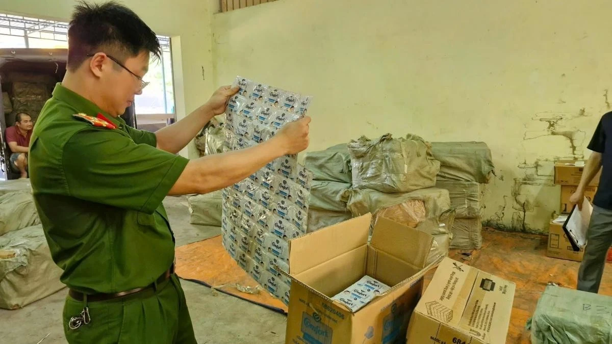 Kem đánh răng, dầu gội, nước xả vải giả mạo các nhãn hiệu… bị các đối tượng vận chuyển, buôn bán