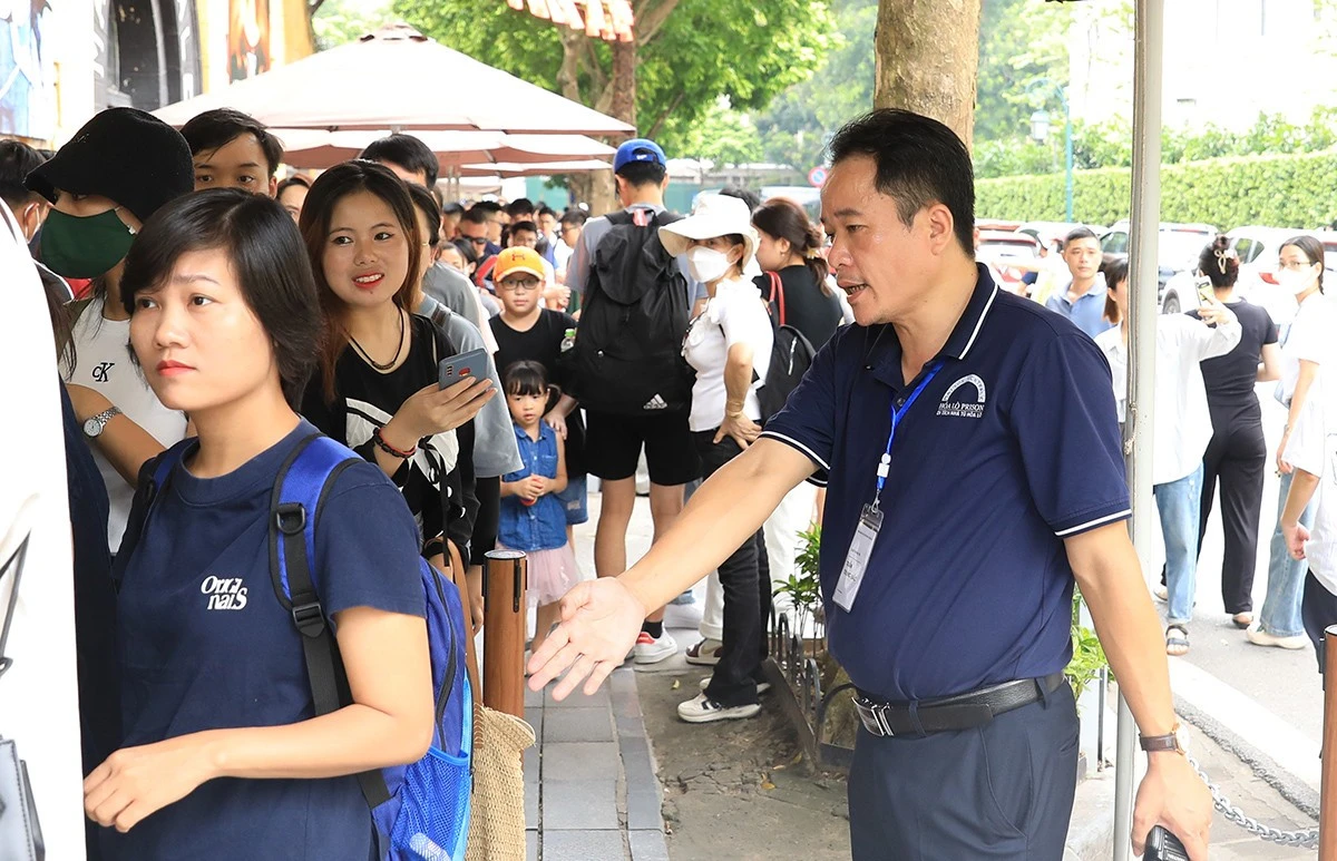 Nhân viên di tích tận tình hướng dẫn, hỗ trợ khách di chuyển vào điểm tham quan.