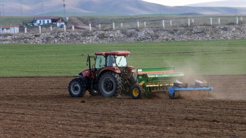 Một người nông dân vận hành máy nông nghiệp trên cánh đồng ở Ankara, Thổ Nhĩ Kỳ, ngày 23/4/2024.