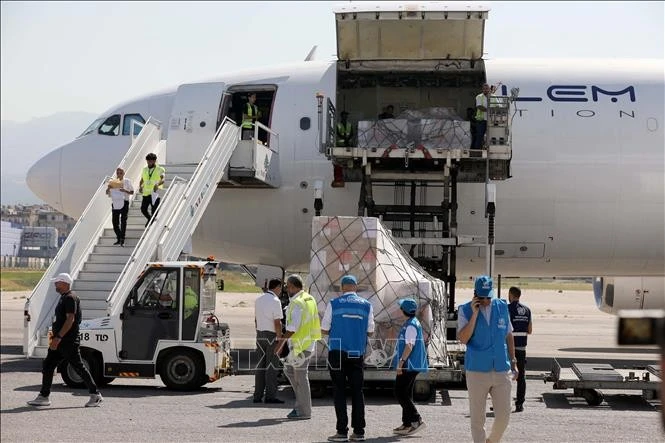 Hàng viện trợ của WHO và UNHCR được chuyển tới sân bay ở Beirut, Liban, ngày 4/10/2024.