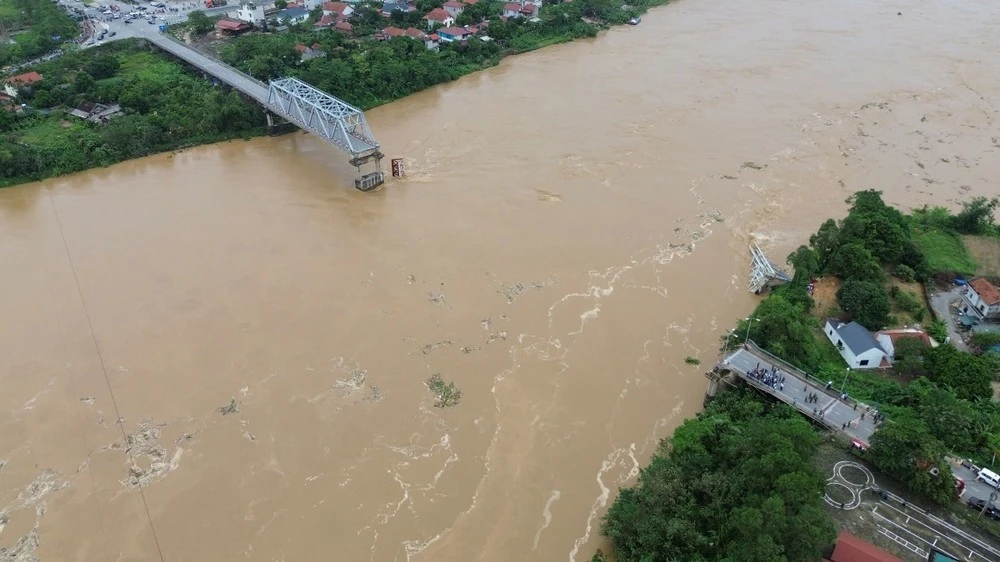 Cầu Phong Châu bị sập do nước lũ cuốn trôi mố trụ cầu.
