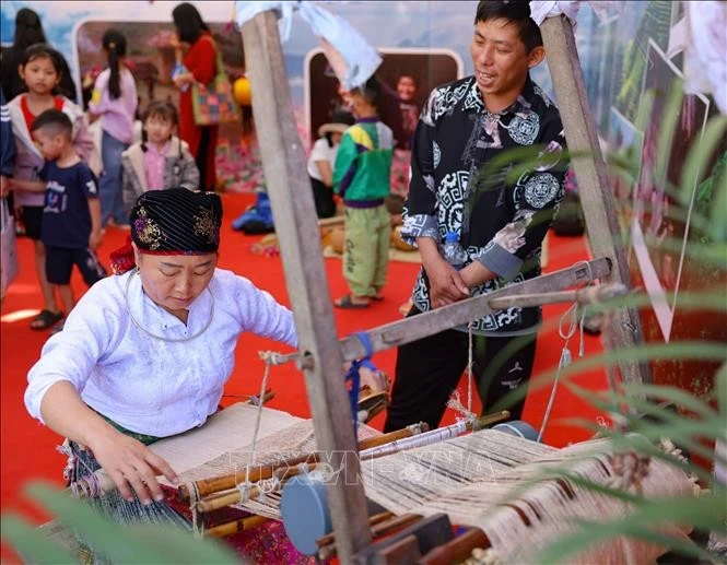Giới thiệu nghề dệt truyền thống của đồng bào các dân tộc vùng Đông Bắc tới du khách.