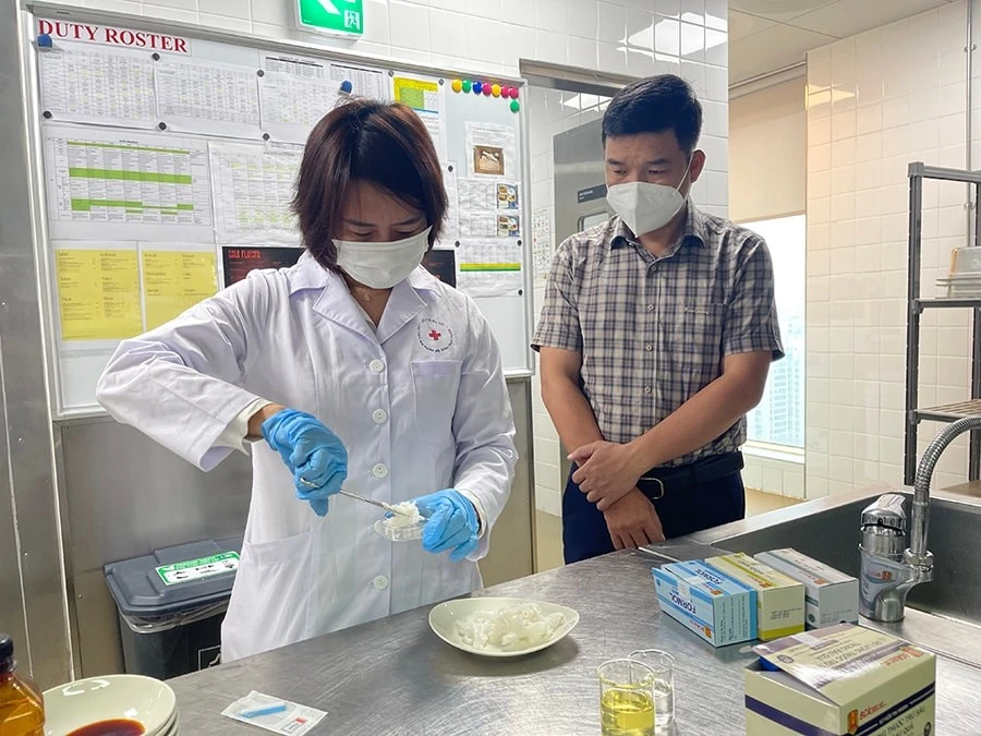 Cán bộ Chi cục An toàn vệ sinh thực phẩm Hà Nội tiến hành xét nghiệm nhanh chất lượng mẫu bún trên thị trường.