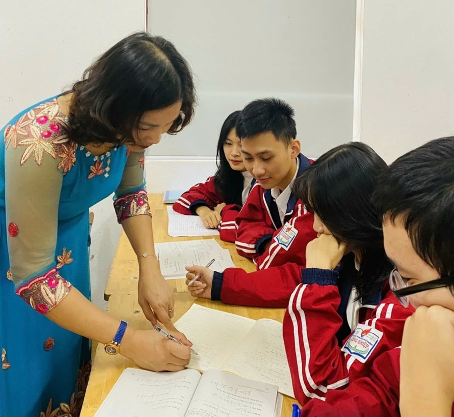 Cô trò Trường THPT Công nghiệp (Hòa Bình). Ảnh: NTCC