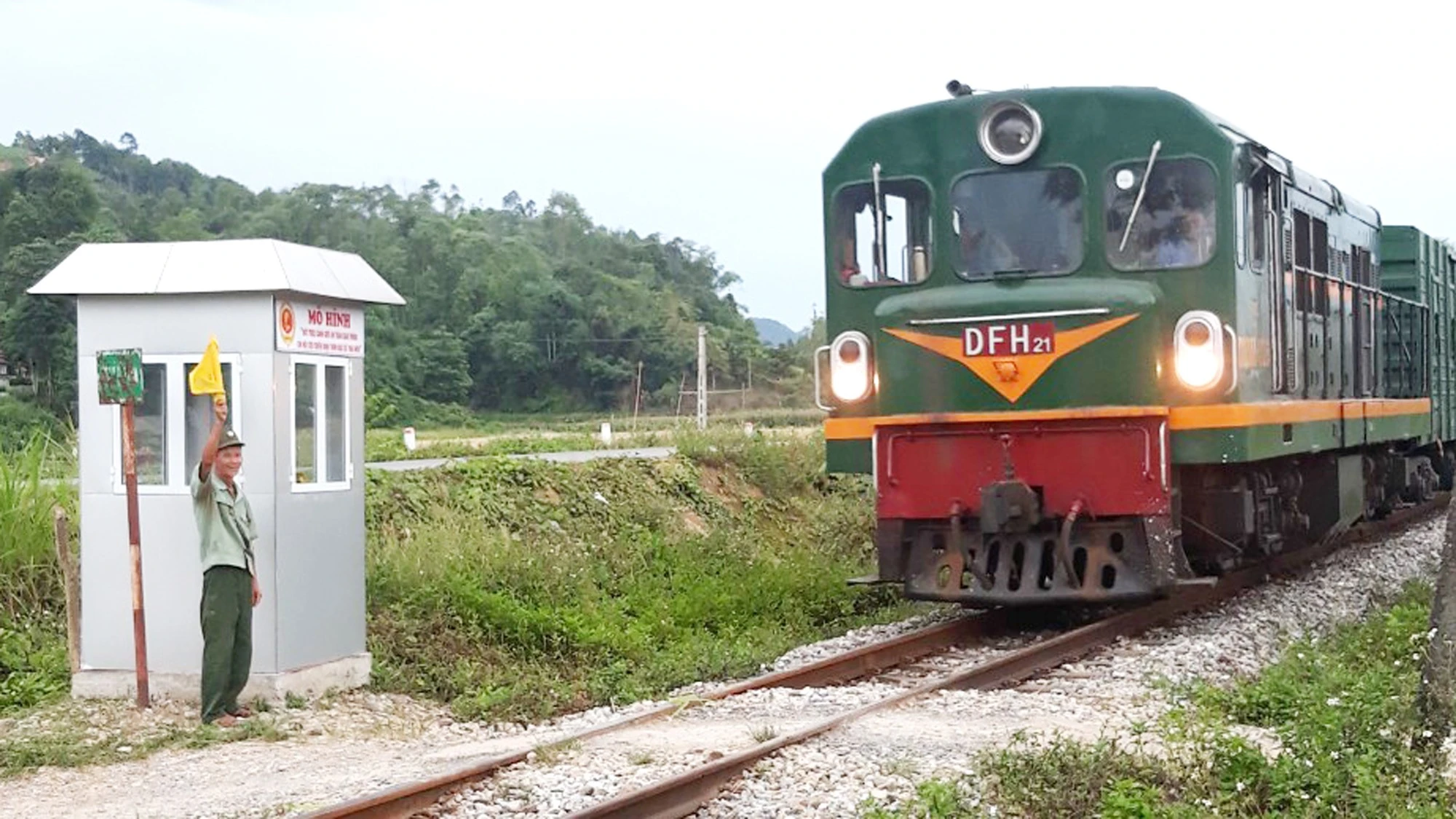 hoi-vien-ccb-tham-gia-truc-canh-gioi-cac-diem-giao-cat-giua-duong-sat-va-duong-bo-dan-sinh-tren-dia-ban-huyen.jpg