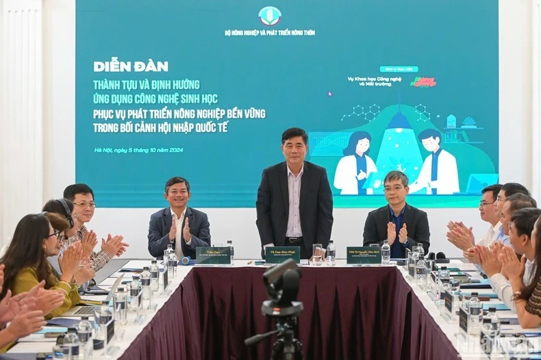 Diễn đàn “Thành tựu và định hướng ứng dụng công nghệ sinh học phục vụ phát triển nông nghiệp bền vững trong bối cảnh hội nhập quốc tế”, ngày 5/10.