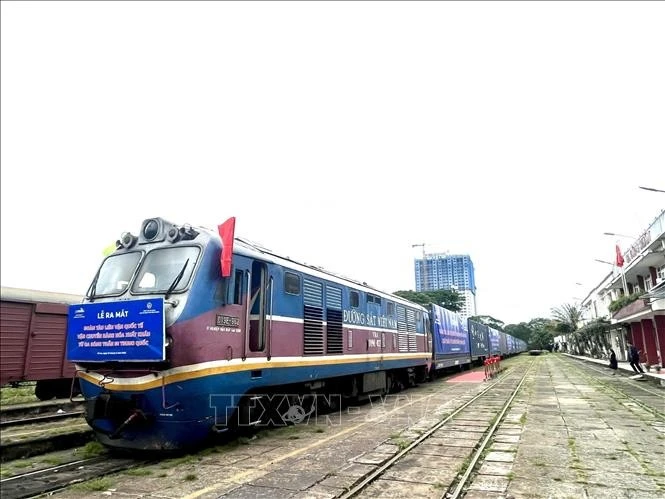 Đoàn tàu liên vận quốc tế vận chuyển hàng hóa xuất khẩu từ ga Sóng Thần đi Trung Quốc.