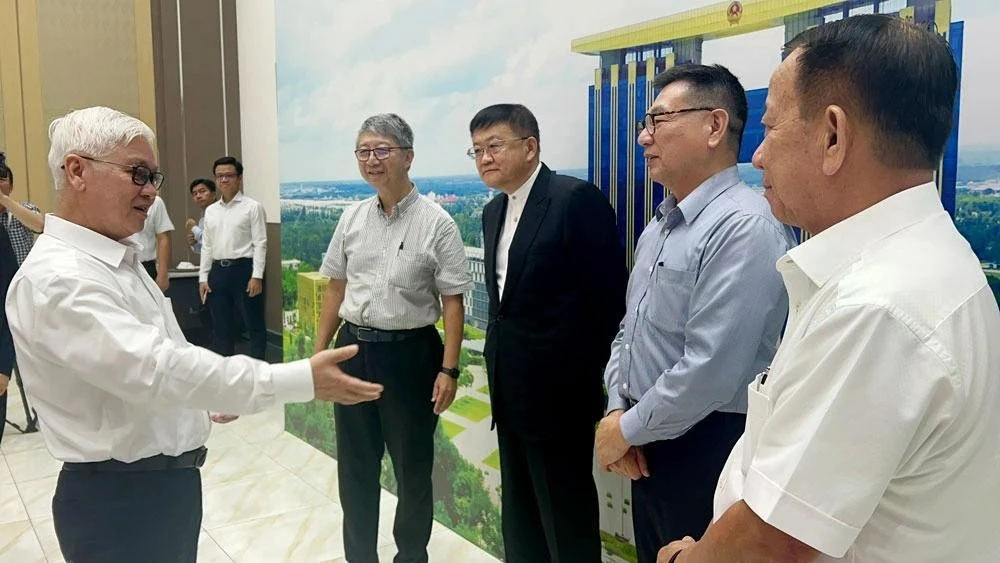 Ông Nguyễn Văn Lợi, Bí thư Tỉnh ủy Bình Dương chia sẻ định hướng phát triển của tỉnh với các chuyên gia quốc tế.