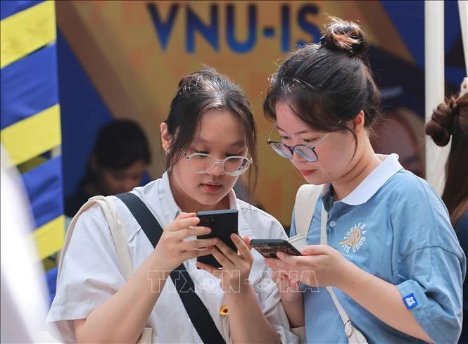 Thí sinh tìm hiểu thông tin về các chương trình, ngành học tại "Ngày xét tuyển đại học, cao đẳng năm 2024".