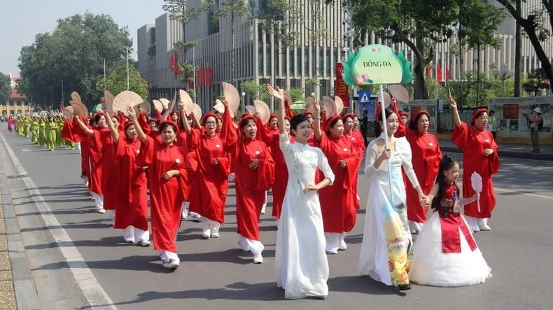 Màn diễu hành áo dài thể hiện tinh thần đoàn kết, chung tay xây dựng Thủ đô hòa bình, văn hiến, văn minh, hiện đại.